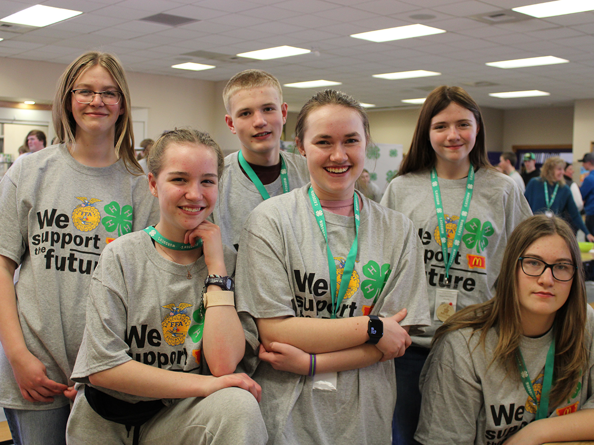 4-H members posing together